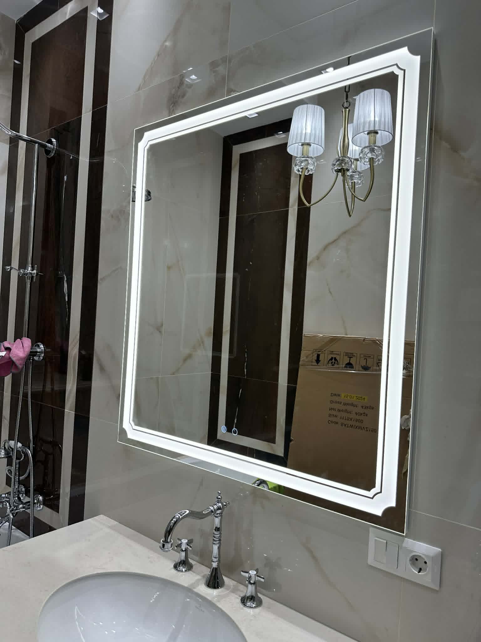 Oglindă modernă cu iluminare LED integrată