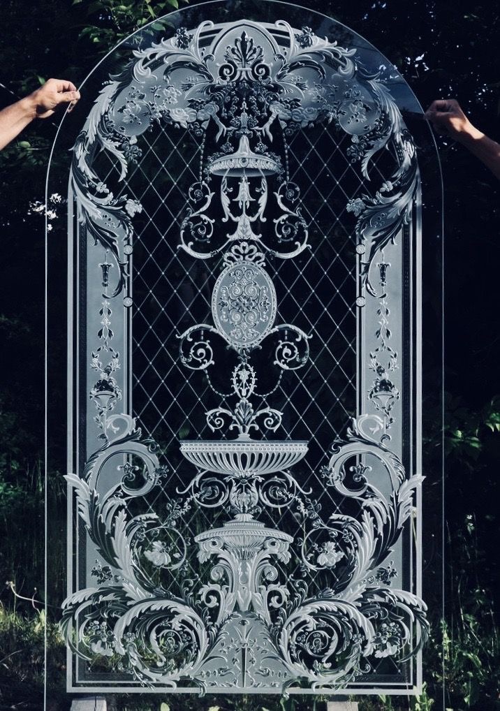 Sticla decorativa desen gravat